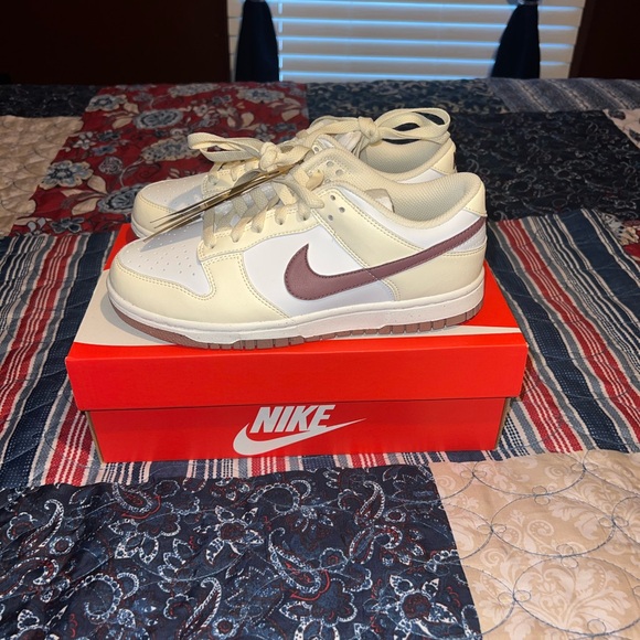 Nike Dunk Low - Picture 2 of 5